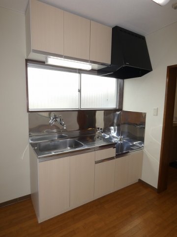 キッチン　ガスコンロ設置タイプ　窓もあり換気できます