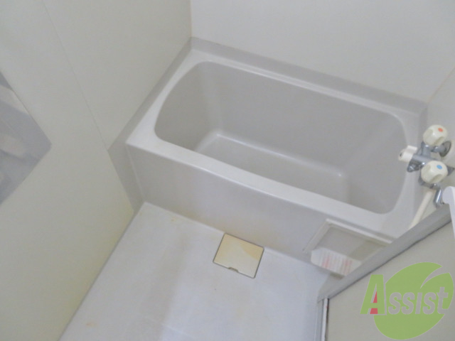 バス・シャワールーム　こちらはお風呂。一日の疲れをここで癒してください。