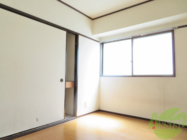 その他部屋・スペース　寝室には窓があるので、朝の目覚めが良さそうです。
