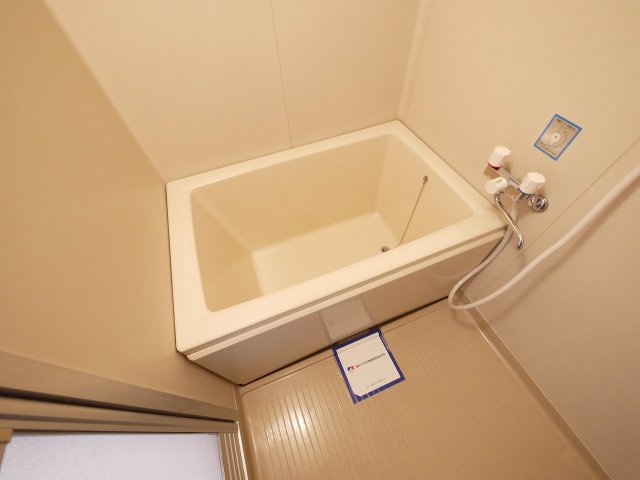 バス・シャワールーム　コンパクトで使いやすいお風呂です