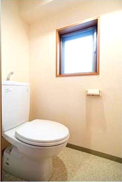 トイレ　小窓付きのトイレです