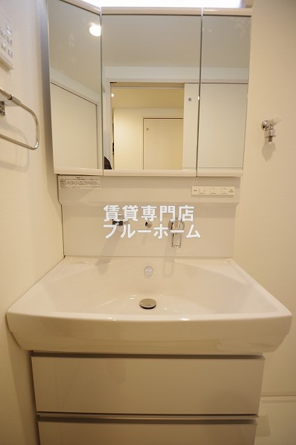 洗面設備　嬉しい3面鏡の独立洗面台です！