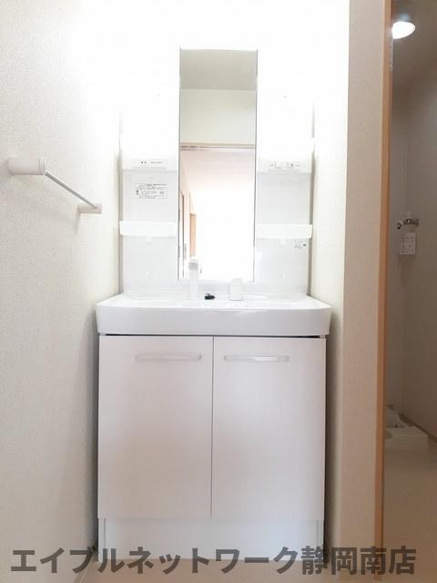 洗面設備　明るい洗面所です