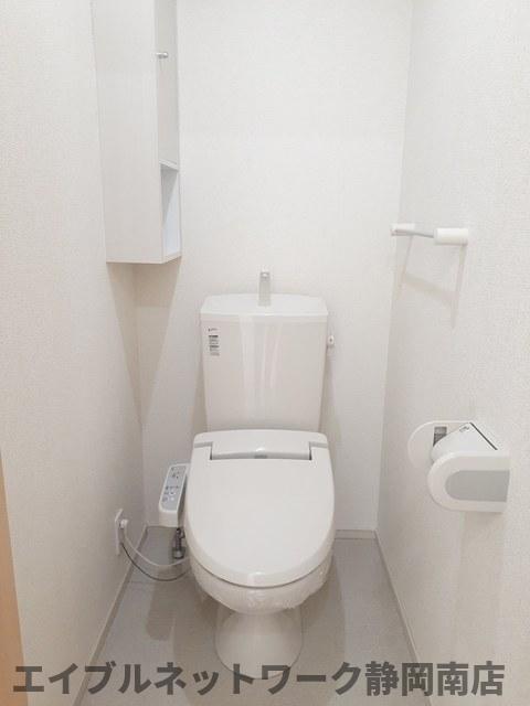 トイレ　落ち着いた色調のトイレです