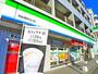 コンビニ　ファミリーマート（コンビニ）まで882m