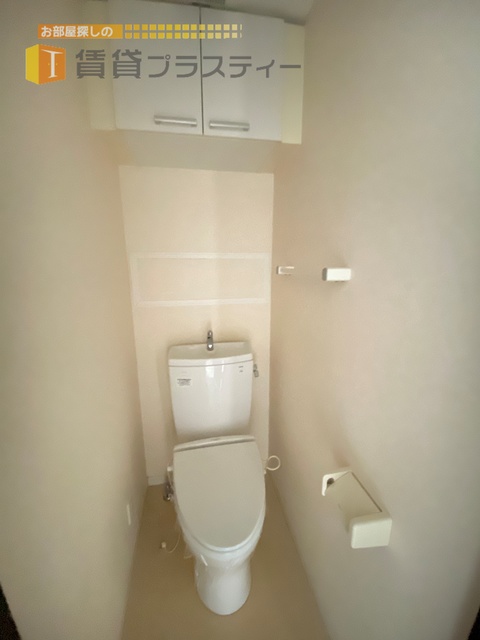 トイレ　収納付きのトイレです