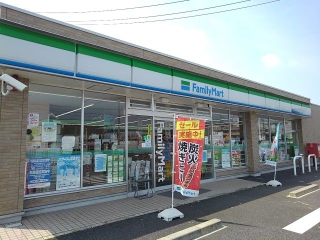 コンビニ　ファミリーマート（コンビニ）まで750m