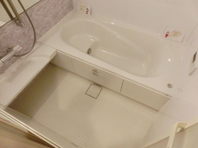 バス・シャワールーム　１坪タイプで浴室乾燥機・追焚付きのバス。