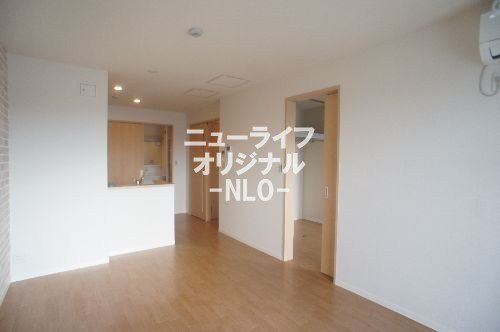 居室・リビング　対面キッチンのあるリビングで、会話が弾みそうです♪