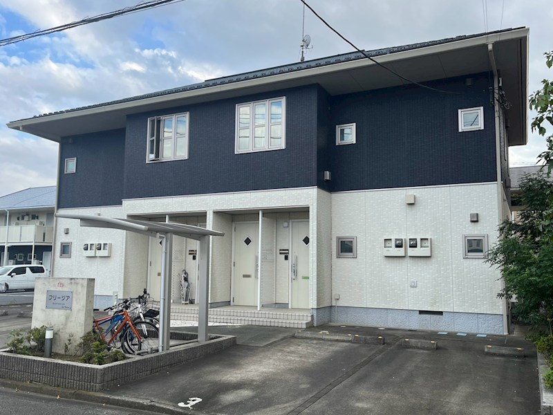 小田急小田原線 本厚木駅 バス乗車時間：16分 最寄りバス停で下車 徒歩13分 築16年