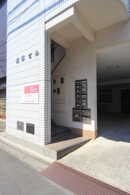 【松山市木屋町のマンションのエントランス】