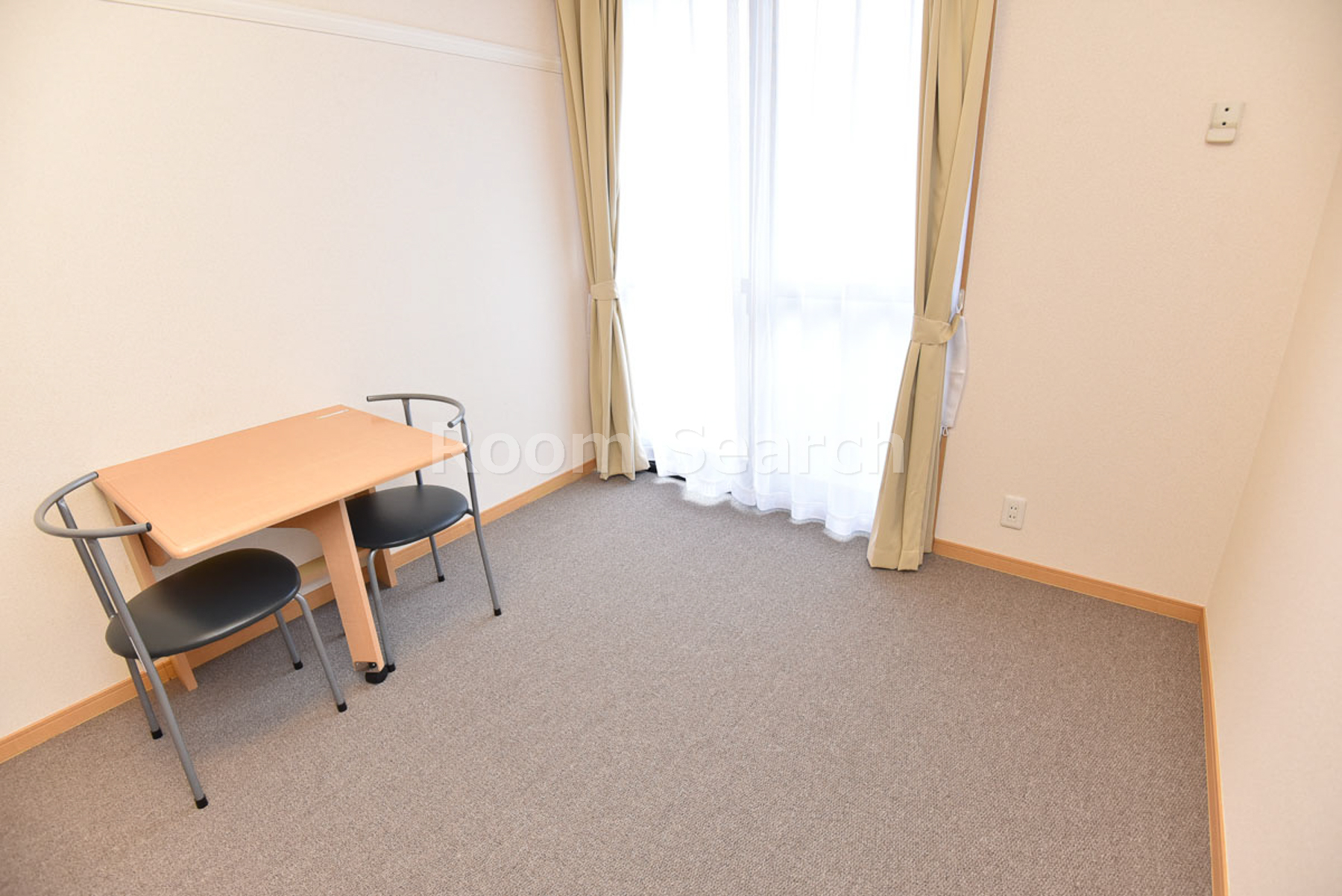 その他部屋・スペース　カーテン、エアコン付き　机折り畳み式