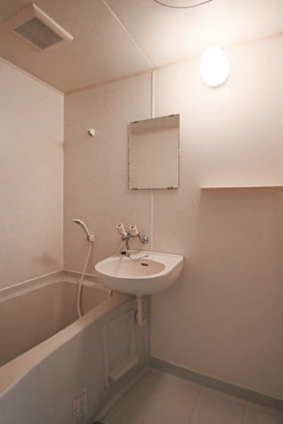 バス・シャワールーム　同じ建物の別のお部屋