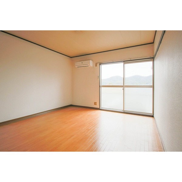 居室・リビング　同じ建物の別のお部屋