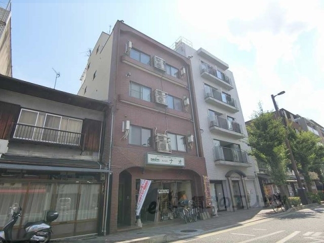 京都市左京区東丸太町のマンションの建物外観