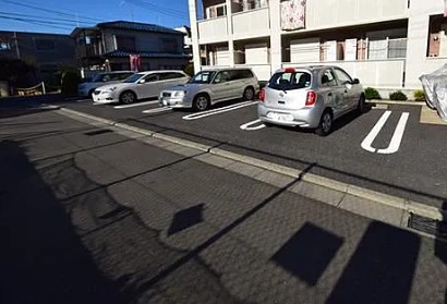 【横浜市旭区本宿町のアパートの駐車場】