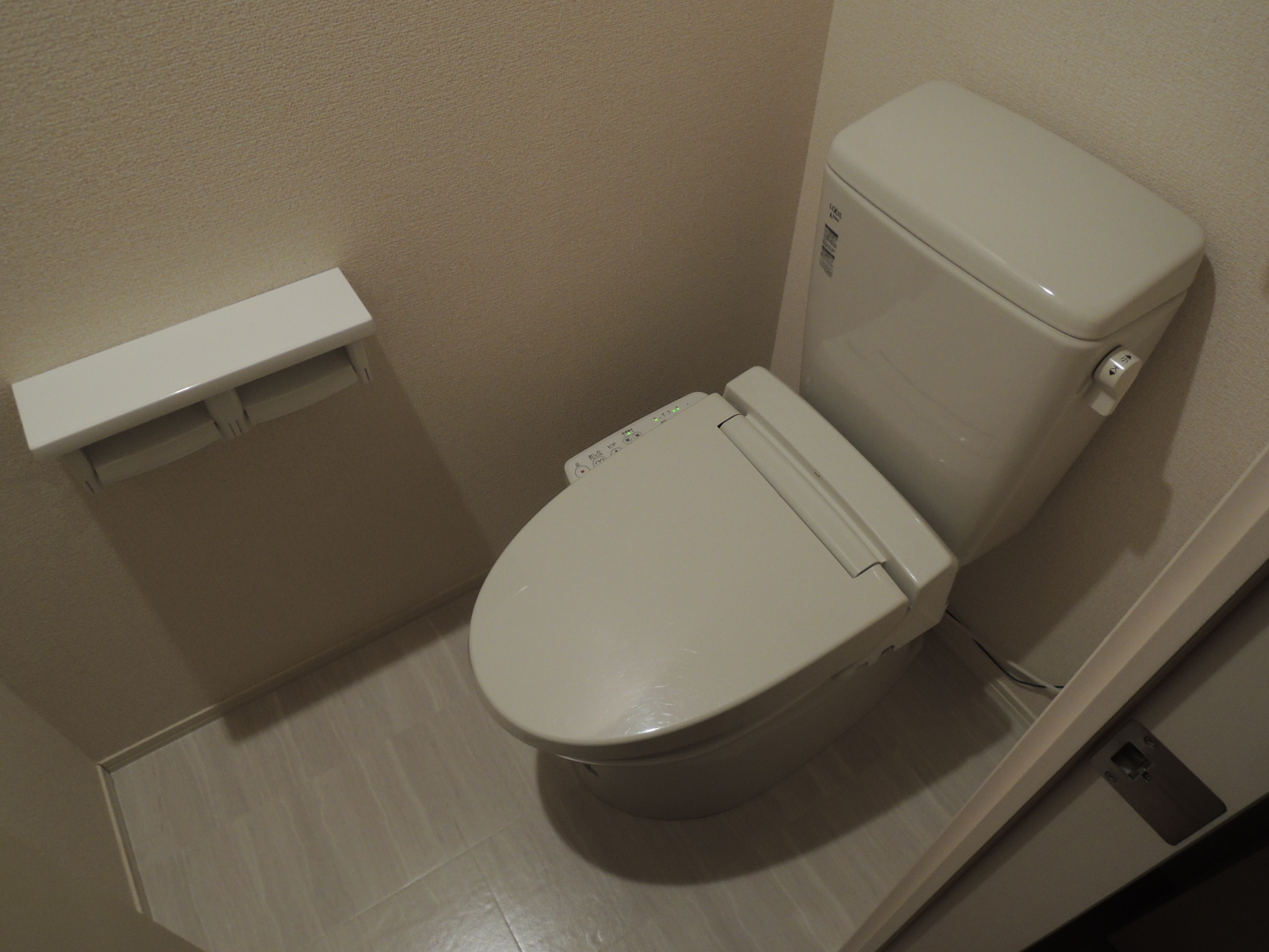 トイレ　温水洗浄便座付き