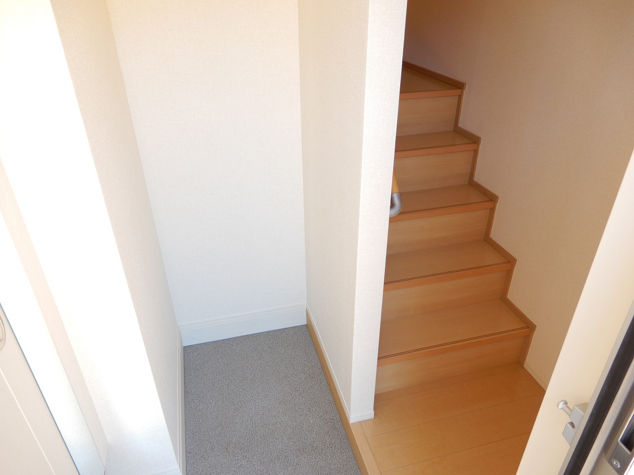 玄関　収納たっぷりシューズボックス付き