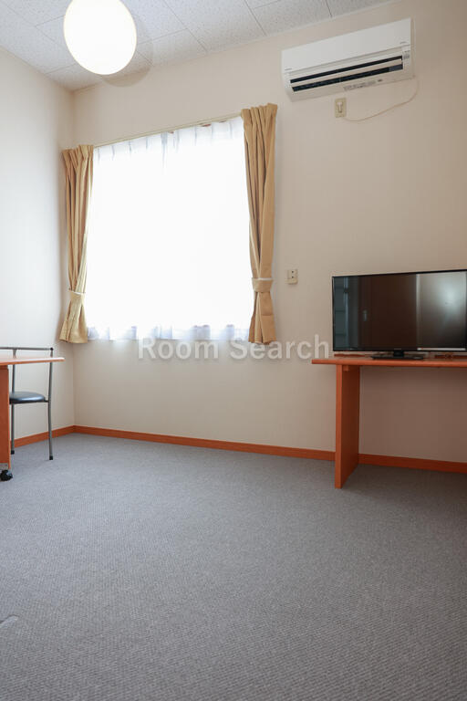 居室・リビング　テレビ、カーテン、エアコン付き、机折り畳み式