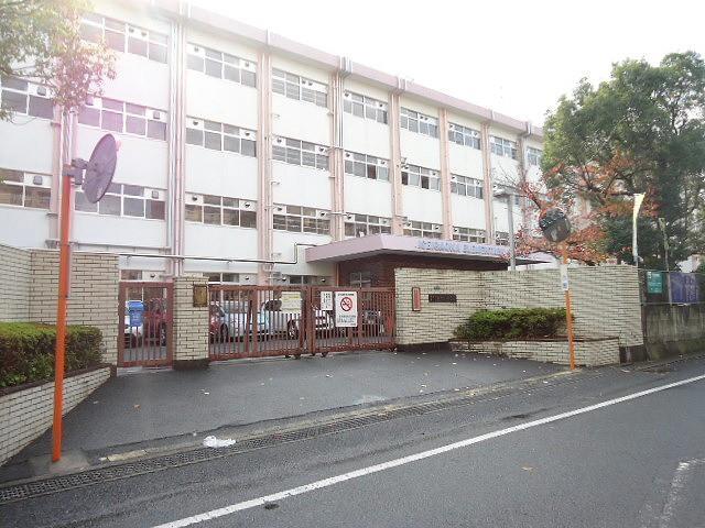 【ＫＭマンション産医大前の小学校】