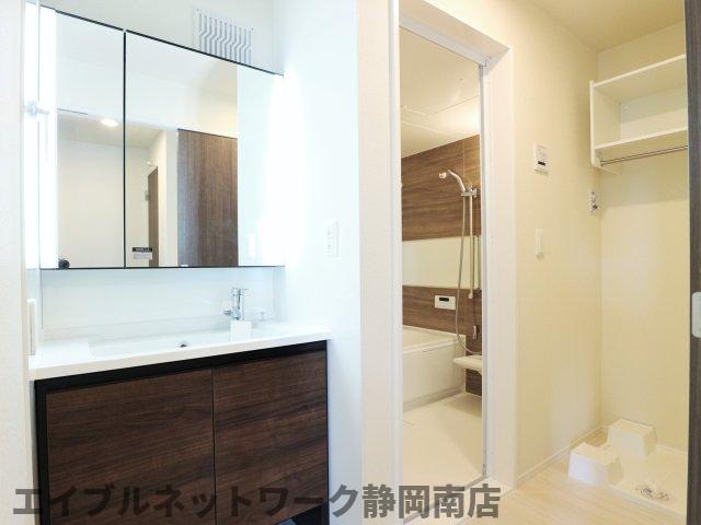 洗面設備　明るい洗面所です