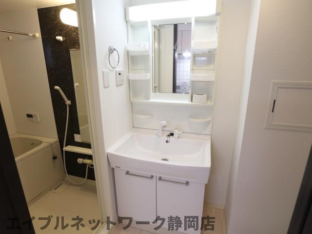 洗面設備　脱衣スペースもあります