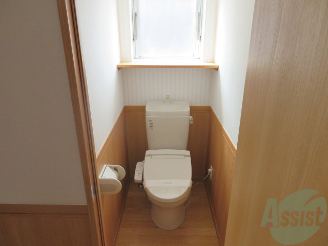 トイレ　ウォシュレット機能がついたトイレです。安心して使用できますね