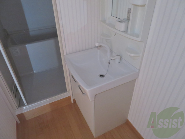 洗面設備　洗面台。朝の身支度はここでばっちり決めましょう。