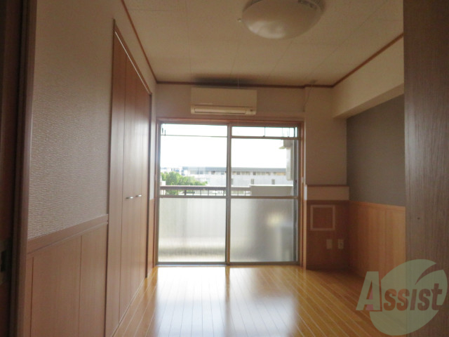 その他設備　別の角度から洋室を撮影しました。日射しがあり明るい印象。