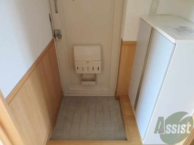 玄関　廊下の様子です。幅も狭くなく、利用しやすいですよ。