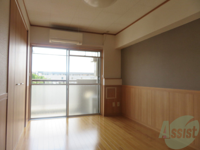 居室・リビング　６帖の洋室です。広々として、きれいですね。