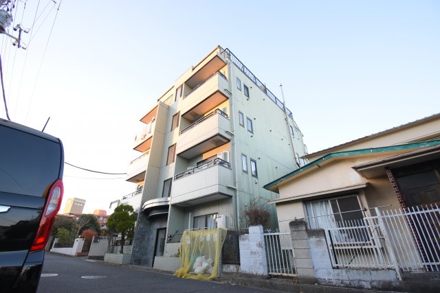 横浜市神奈川区片倉のマンションの建物外観