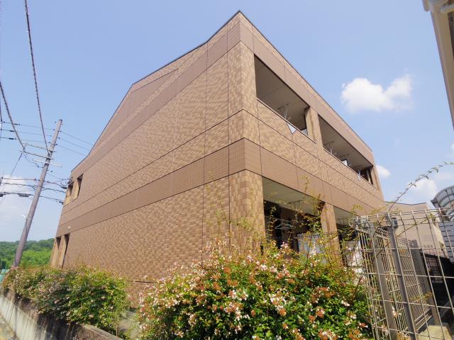 木津川市梅美台のマンションの建物外観