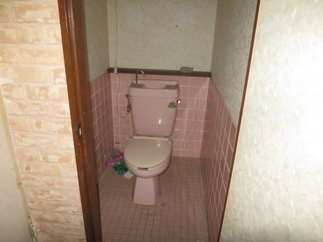 トイレ　※現状有姿渡し。（トイレは補修が必要です。）