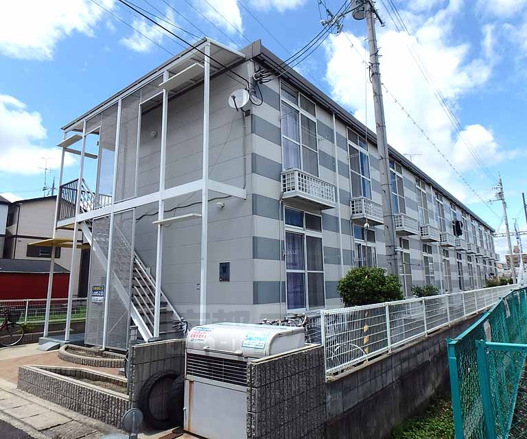 【レオパレスフォレストの建物外観】