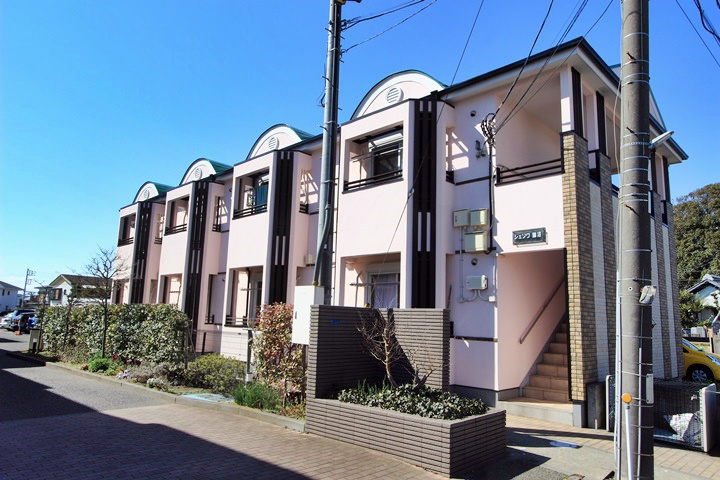 藤沢市本鵠沼のアパートの建物外観