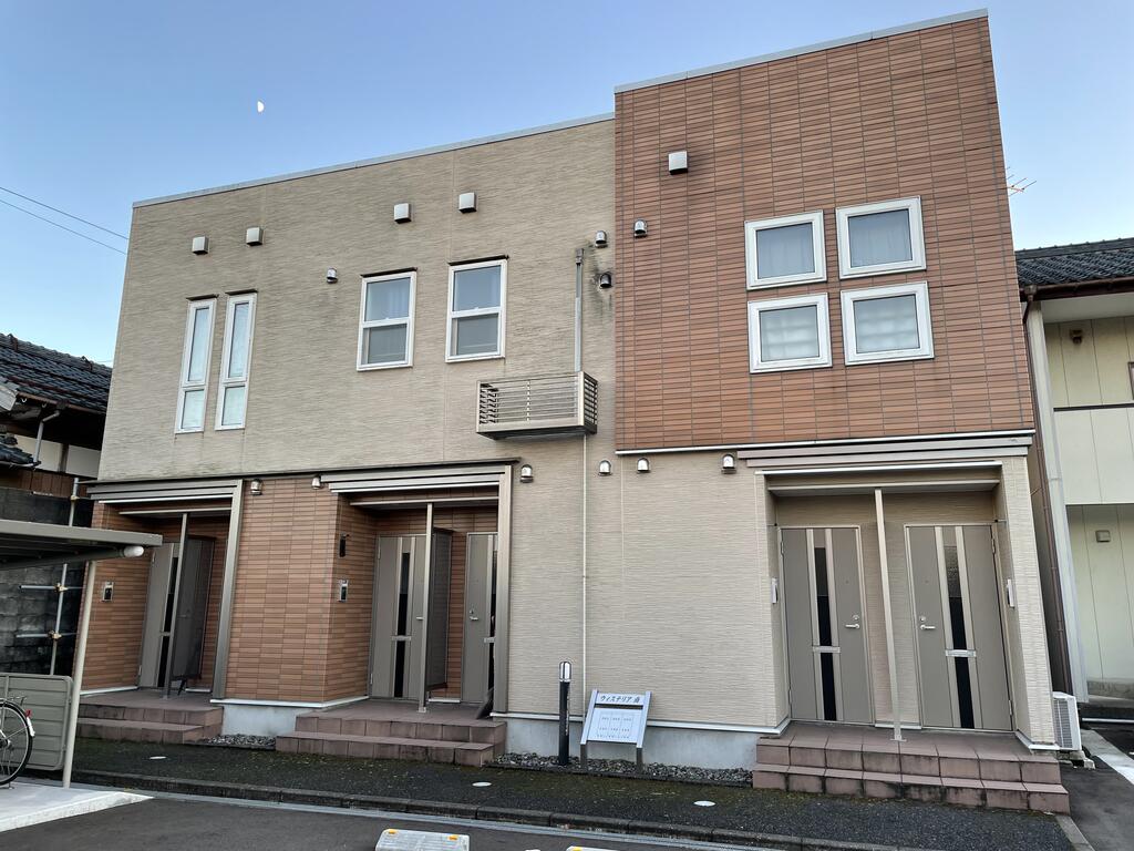 【五泉市南本町のアパートの建物外観】