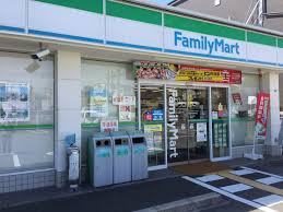 コンビニ　ファミリーマート 豊中春日町店（コンビニ）まで526m