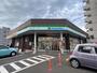 コンビニ　ファミリーマート下荒田四丁目店（コンビニ）まで256m