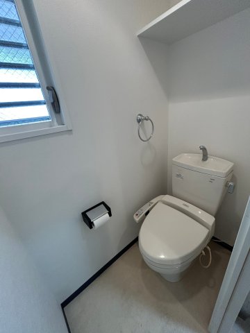 トイレ　落ち着いた色調のトイレです