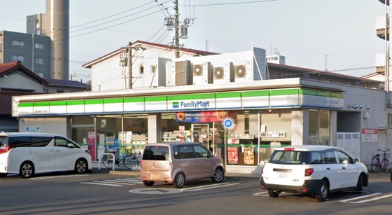 コンビニ　ファミリーマート四日市堀木一丁目（コンビニ）まで493m