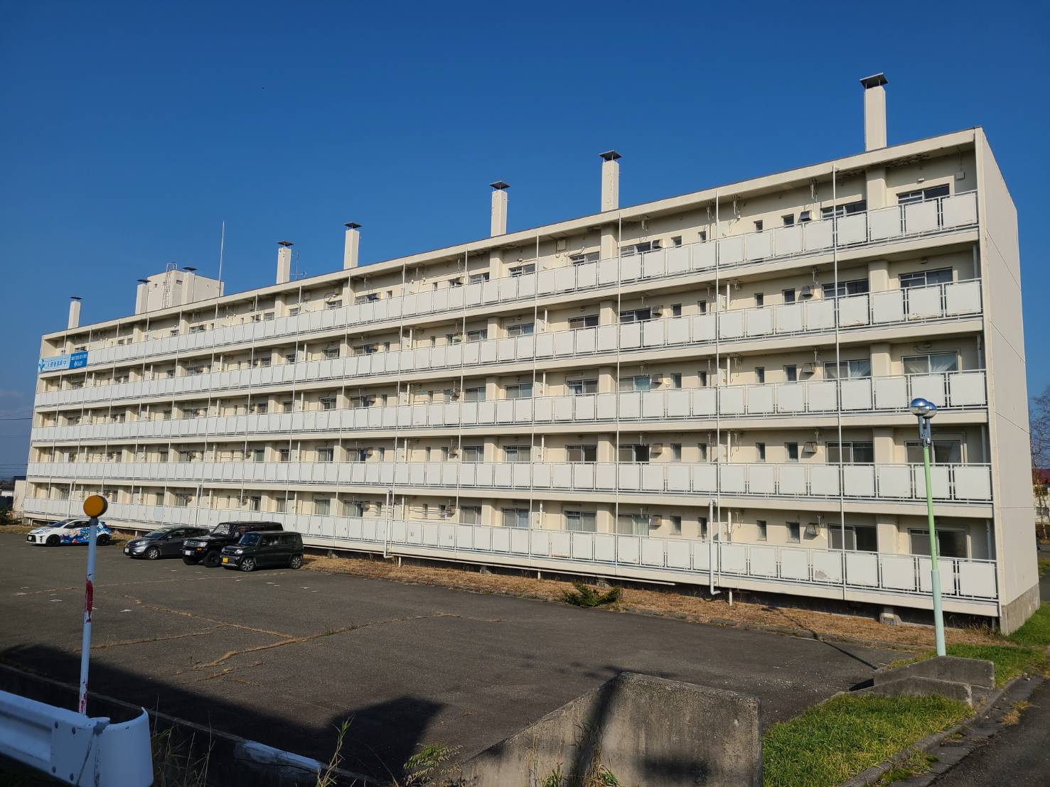 【岩見沢市栗沢町由良のマンションの建物外観】