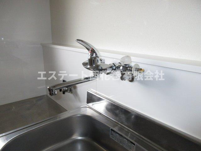 その他設備　台所蛇口に洗濯機用蛇口も付いています。シンクとなりが洗濯機置