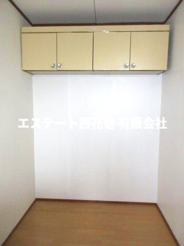 その他　ちょっと離れていますがキッチンに吊戸棚があります