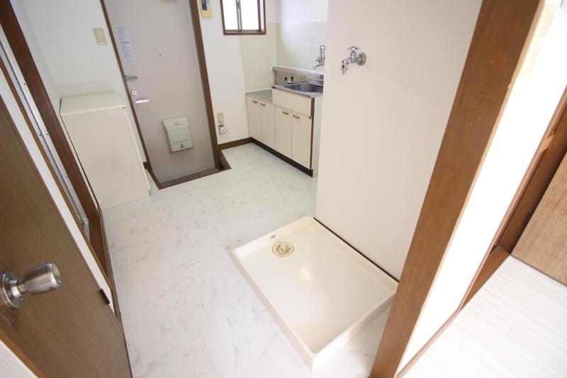 その他　洋室から見たキッチンスペース