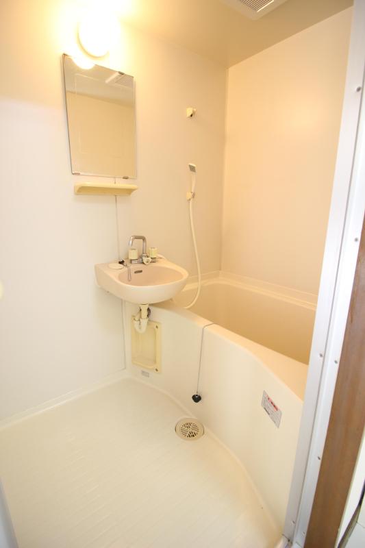 バス・シャワールーム　１　洗面ボウル付きのお風呂です。
