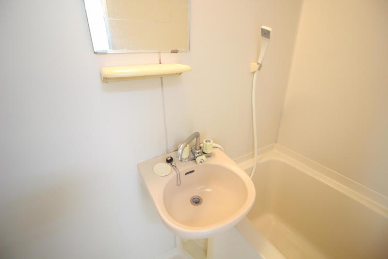 洗面設備　１　浴槽の横に洗面ボウルがあります。