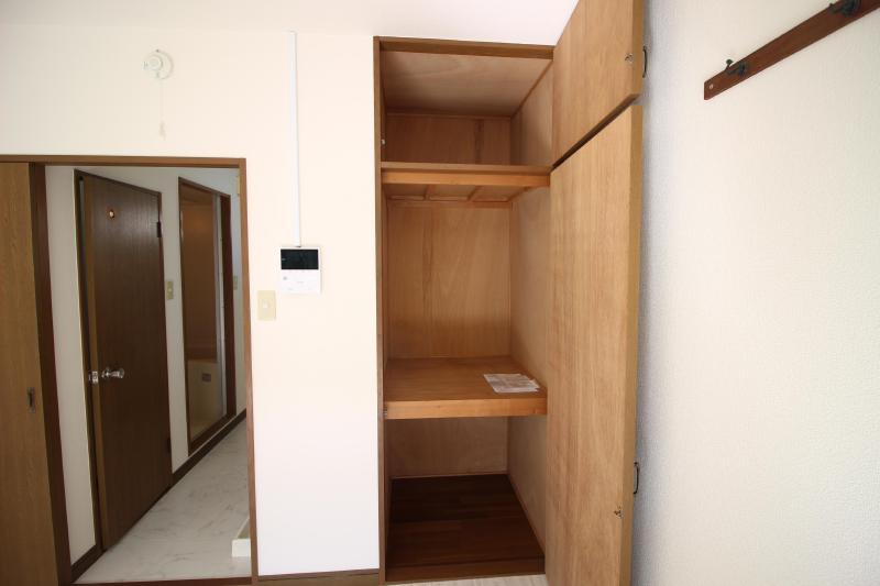 収納　上段の収納は、季節物の収納に。