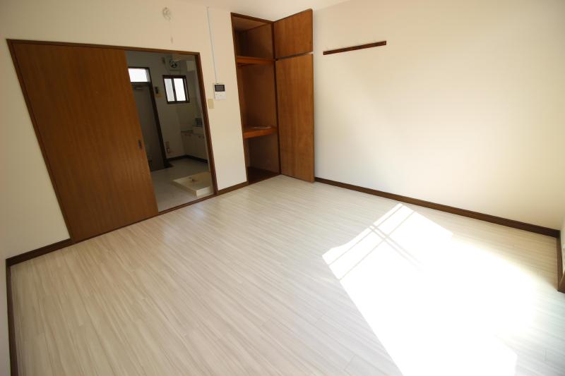 居室・リビング　１　洋室は8帖　明るいお部屋です。