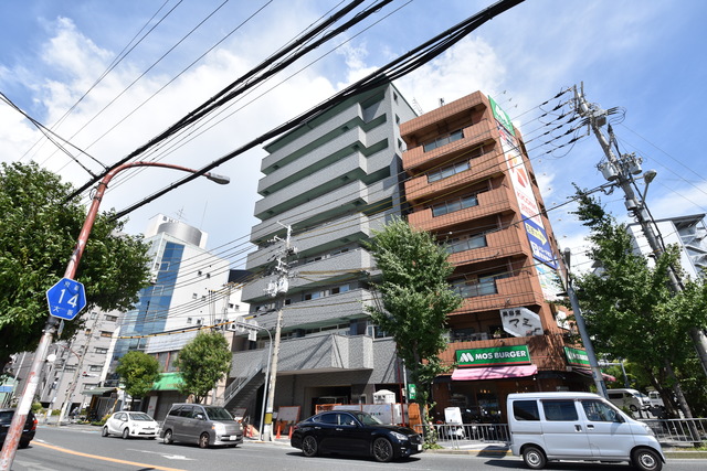 【ロイヤルクイーンズパーク吹田片山町の建物外観】